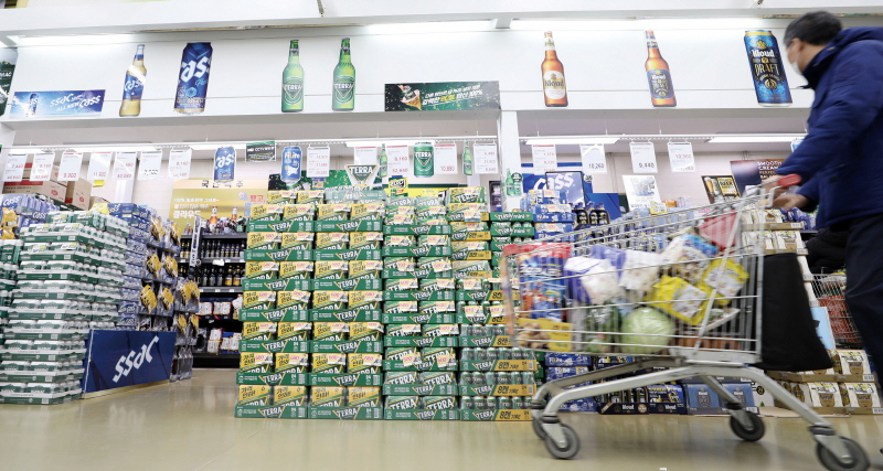 오는 4월 맥주와 탁주에 붙는 세금이 인상되면 소비자가격도 따라 오를 것으로 예상된다.[사진=뉴시스]