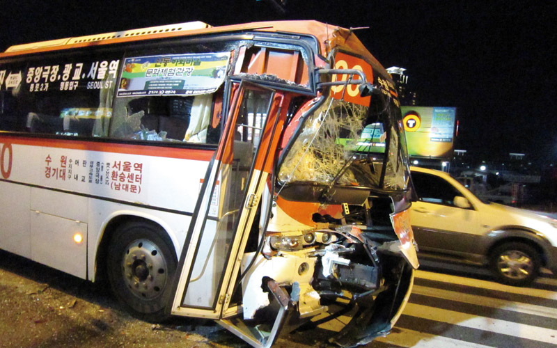 광역직행버스가 사고를 당하면 입석 승객들은 크게 다칠 수 있다.[사진=뉴시스]