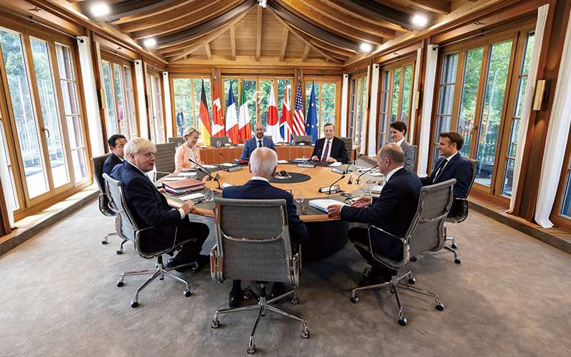 G7 정상들이 첫 실무회의에 참석해 저소득 국가 인프라 관련 안건을 다뤘다.[사진=뉴시스]