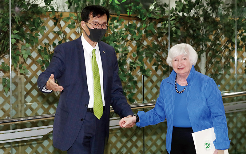 미국이 금리를 올리면 한국도 영향을 받는다. 사진은 이창용 한은 총재(왼쪽)과 재닛 옐런 미국 재무장관.[사진=뉴시스]