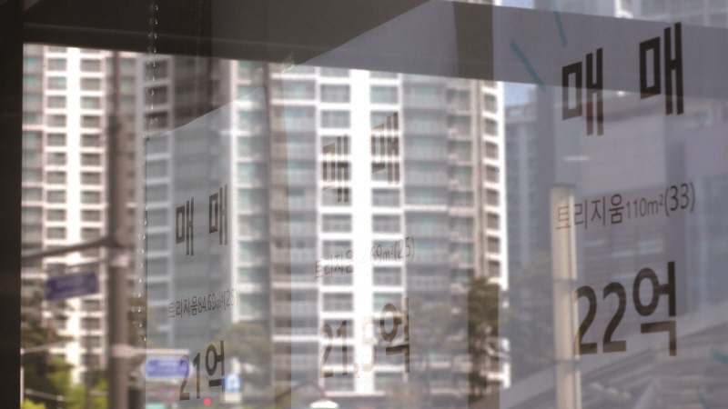 금리 인상기에 접어들면서 대출 받아 주식‧주택에 투자한 20대의 채무부담이 커지고 있다.[사진=뉴시스]