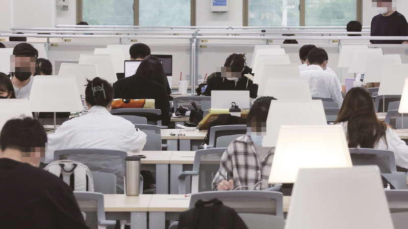 한국의 대학 등록금은 비싼 수준이다. 하지만 내년 대학 등록금이 더 오를 수 있다는 전망이 나온다.[사진=연합뉴스]