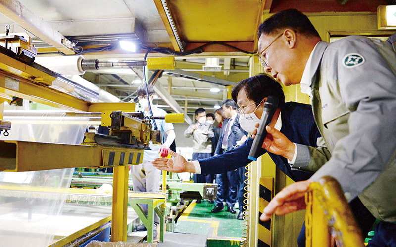 2020년 한국카본을 방문한 성윤모 당시 산업통상자원부 장관(왼쪽)과 조문수 한국카본 회장.[사진=산업통상자원부 제공]