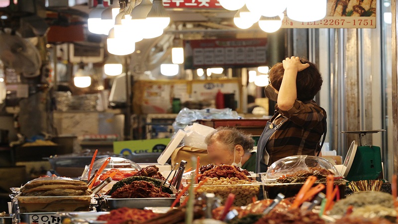 사회적 거리두기가 해제됐지만 자영업자의 시름은 여전히 깊다.[사진=뉴시스]