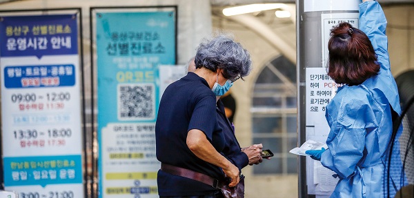 조만간 7차 대유행이 시작될 거란 우려가 나오고 있다.[사진=뉴시스]