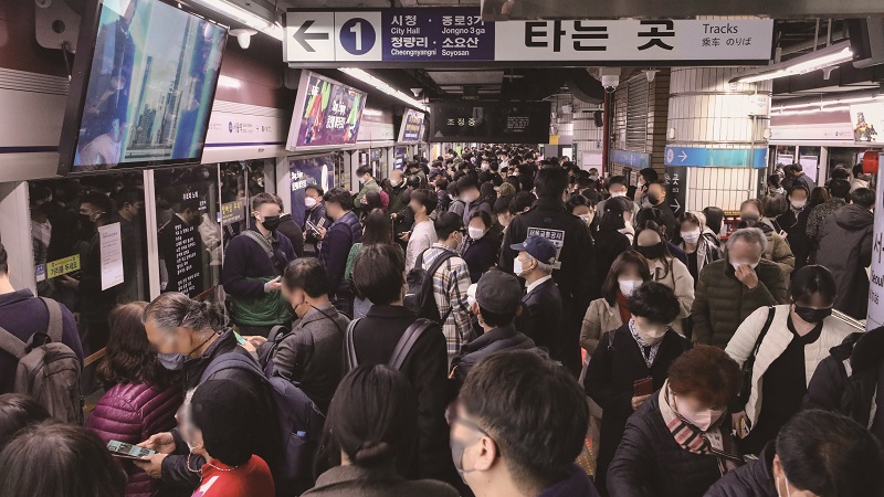 출근길 지하철 인원 과밀은 시민들의 안전을 위협하는 심각한 문제다.[사진=뉴시스]
