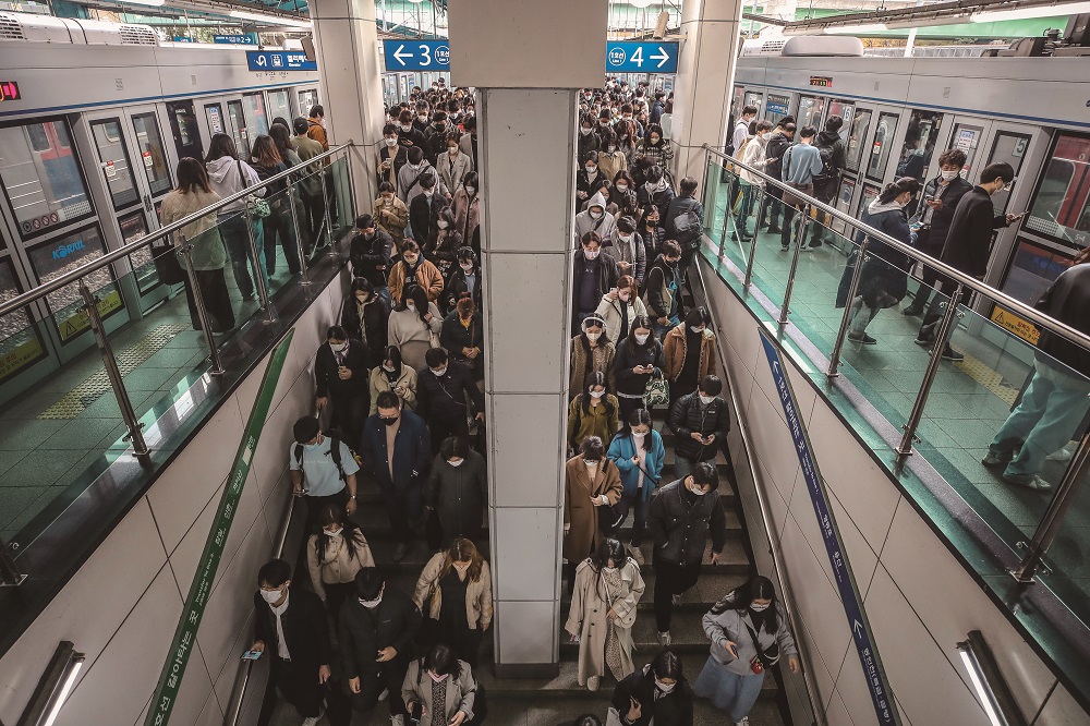 시민들의 안전을 위해선 지하철 혼잡도를 관리하는 정식 법규를 마련할 필요가 있다.[사진=뉴시스] 