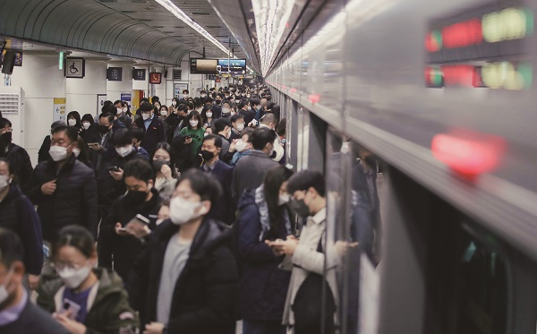 지난 10월 한달간 1억명이 넘는 승객들이 지하철에서 출퇴근 전쟁을 벌였다.[사진=연합뉴스] 