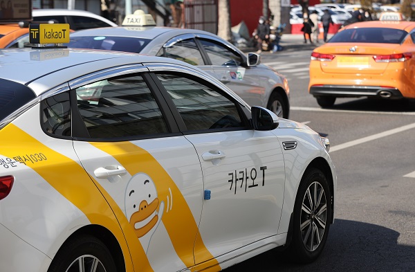 카카오T를 이용하는 택시기사들의 피해보상을 두고 논쟁이 오가고 있다.[사진=연합뉴스]