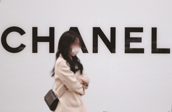 샤넬은 올해 한국에서 4차례 가격 인상을 단행했다.[사진=뉴시스]