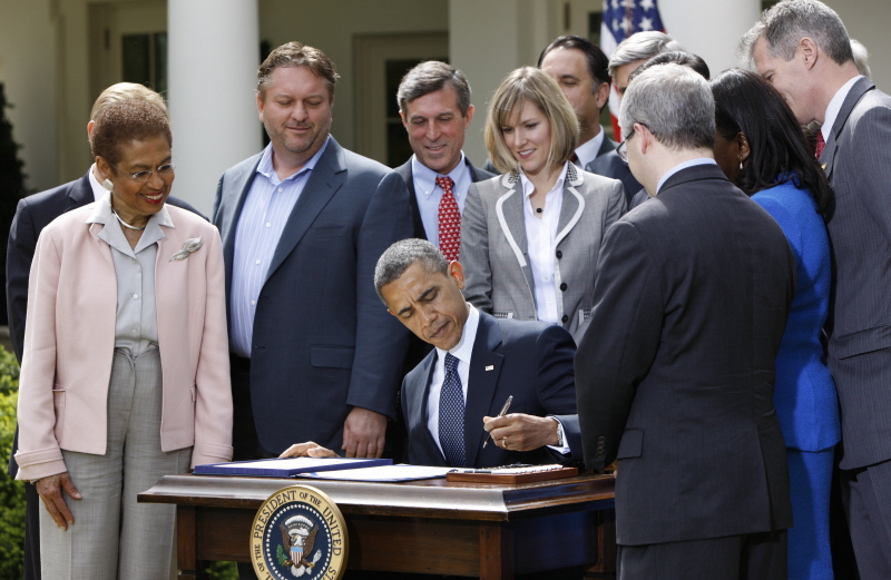 오바마 전 미국 대통령은 2010년 '쉽게 쓰기 법'에 서명했다. [사진=뉴시스]