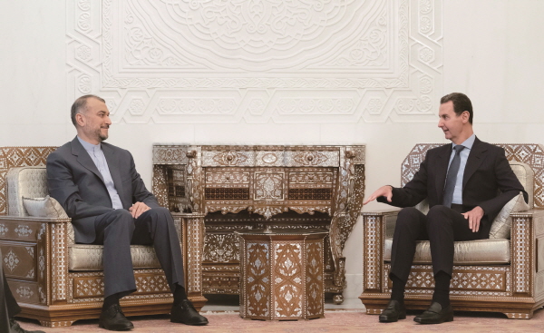 바샤르 아사드 시리아 대통령(오른쪽)과 후세인 아미르-압둘라히안 이란 외교장관.[사진=뉴시스]