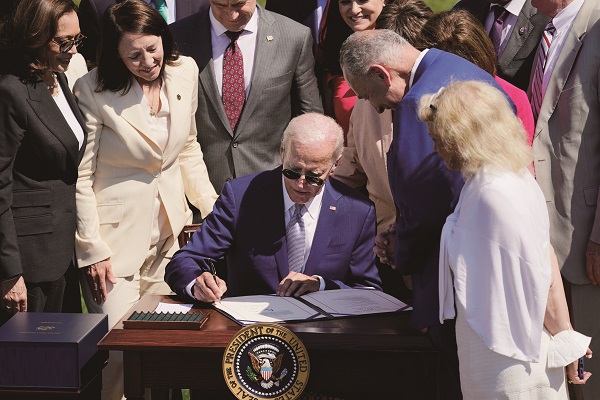 조 바이든 미국 대통령이 반도체 육성 정책을 담은 ‘반도체칩과 과학법’에 서명했다.[사진=뉴시스]