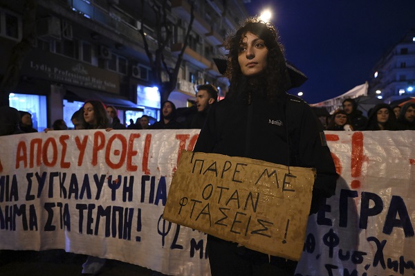 지난 2월 28일 발생한 그리스 열차 충돌 사고가 반정부 시위로 격화했다.[사진=뉴시스]