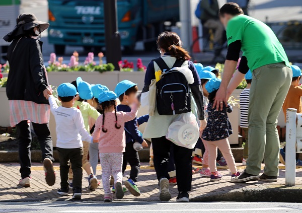 일본 정부는 남성 육아휴직률 목표치를 2030년 85%로 끌어올렸다.[사진=뉴시스]