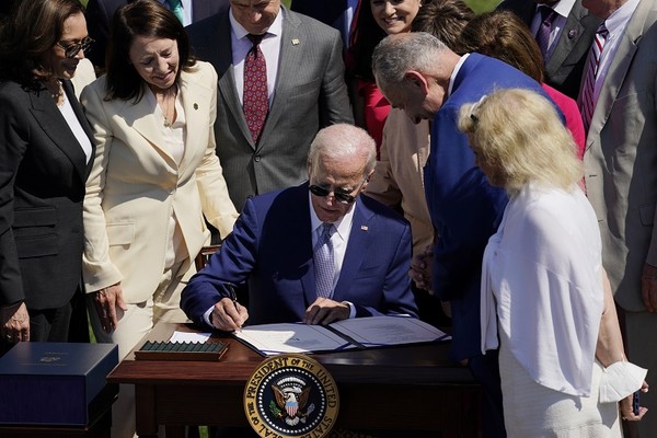 조 바이든 미국 대통령이 2022년 8월 반도체 지원법에 서명하고 있다. [사진=뉴시스]