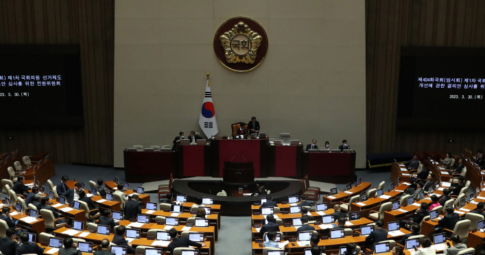 한국갤럽의 3월 마지막 주 조사에서 국민의힘과 민주당 지지율이 동반 하락하며 33.0%로 같게 나타났다. 반면 무당층은 29.0%로 4%포인트 상승했다.[사진=뉴시스]