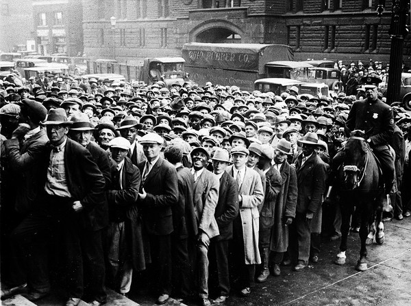 1930년 대공황 당시 미국 클리블랜드 시청 앞에 실업자들이 모여있다. [사진=뉴시스]