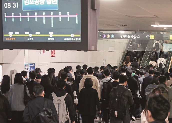 2019년 9월 개통한 김포골드라인에선 승객 과밀로 인한 안전사고가 일어나고 있다.[사진=뉴시스]