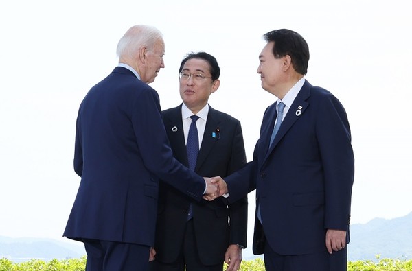미중 반도체 전쟁이 확전 양상을 보이고 있다. 조 바이든 미국 대통령은 20일 일본 히로시마에서 열린 G7 회의에서 윤석열 대통령, 기시다 후미오 일본 총리를 미국으로 초대했다. [사진=연합뉴스]