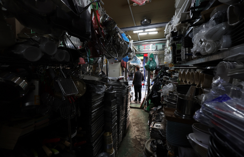 O mercado de segunda mão em Hwanggak-dong, uma medida de auto-emprego, entrou em profunda recessão.[사진=연합뉴스]