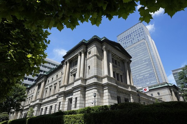 일본은행은 무제한 양적완화 정책을 이어가겠다고 밝혔다. [사진=뉴시스]