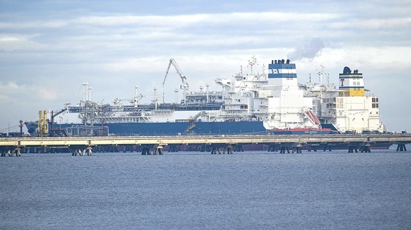 유럽연합(EU)은 올해 2월 천연가스 가격 상한제를 실시했다. 사진은 독일의 한 항구에 정박한 천연가스 수송선 모습. [사진=뉴시스]