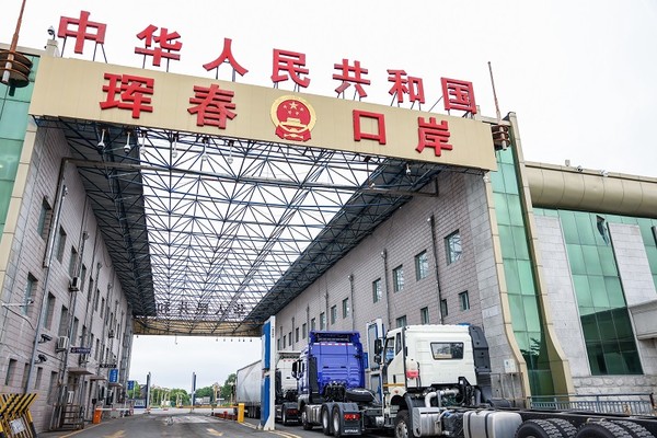 중국 훈춘시 항구로 들어가는 트럭들. [사진=뉴시스]