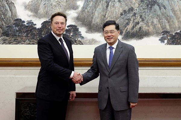 일론 머스크 테슬라 CEO는 지난 5월 중국을 방문해 친강 외교부장을 만났다. [사진=뉴시스]