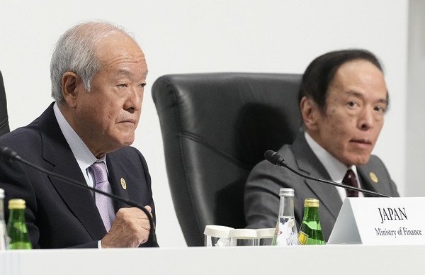 일본이 엔화 환율이 급등세를 보이자 구두개입에 나섰다. 사진은 스즈키 슌이치(왼쪽) 재무장관과 우에다 가즈오 일본은행 총재. [사진=뉴시스]