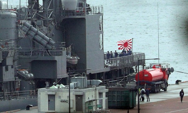일본 하마기리함이 욱일기와 유사한 깃발을 달고 부산 해군작전사령부에 정박해 있다. [사진=뉴시스]