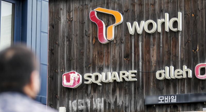 이통3사는 5G를 앞세워 엄청난 이득을 챙기고 있다. [사진=뉴시스]