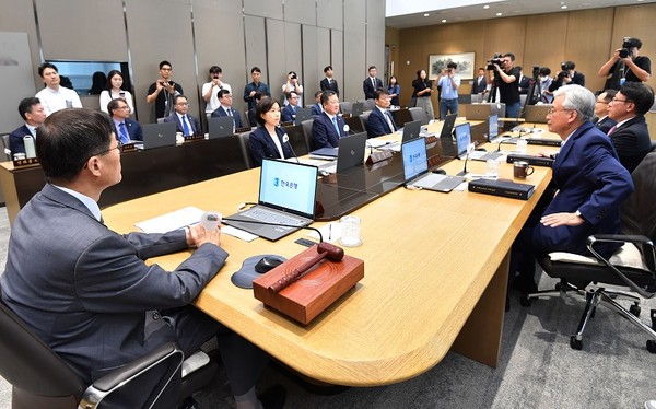 이창용 한국은행 총재가 지난 8월 24일 금융통화위원회 회의를 주재했다. [사진=뉴시스]