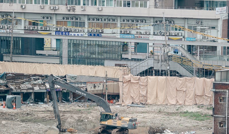 2000년대 초반 시작된 청계천·을지로 개발부터 세운재정비촉진지구까지 서울 도심의 작은 공장 입지는 점차 좁아졌다.[사진=뉴시스]
