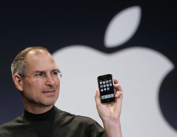 애플은 닷컴버블 붕괴 당시 R&D를 두 배 가까이 늘렸다. 2007년 아이폰을 공개하는 스티브 잡스 애플 창업자. [사진=뉴시스]