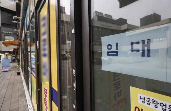 서울 도심의 한 점포에 임대 안내문이 붙어있다. [사진=뉴시스]