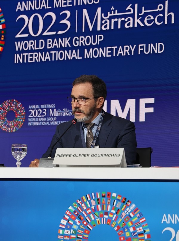 피에르-올리비에로 고린차스 IMF 수석 이코노미스트가 지난 10일 세계 경제전망을 발표하고 있다. [사진=뉴시스]