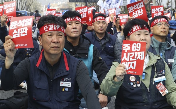 민주노총 조합원들이 지난 3월 서울 종로구 대학로에서 주 69시간제 반대 집회를 가졌다. [사진=뉴시스]