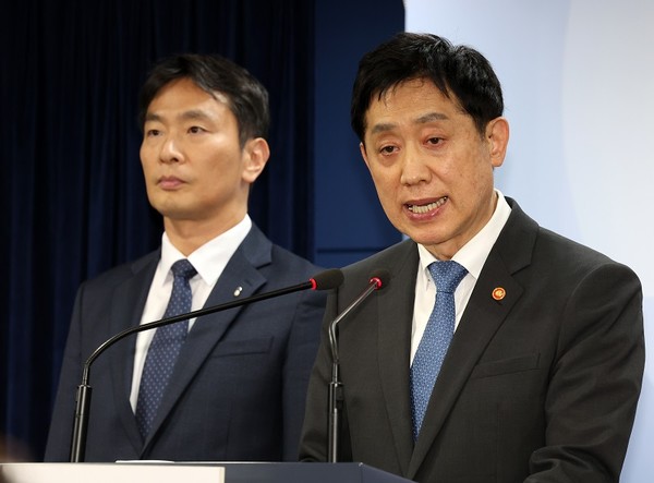김주현 금융위원장(오른쪽)이 이복현 금감원장과 함께 지난 6일 공매도 전면 금지를 발표하고 있다. [사진=뉴시스]