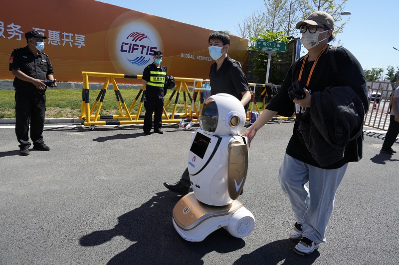 중국이 인간형 로봇 개발에 심혈을 기울이고 있다.[사진=뉴시스]