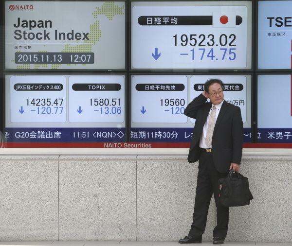 한국 경제는 일본식 장기불황에 빠질 위기에 놓여 있다. 사진은 2015년 일본 도쿄에 있는 주식 전광판. [사진=뉴시스]
