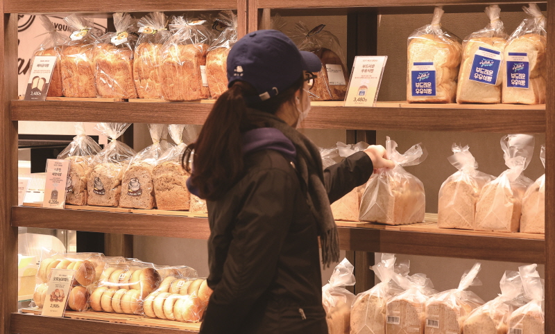 국제곡물 가격 하락에도 빵값이 고공행진하고 있다.[사진=연합뉴스]