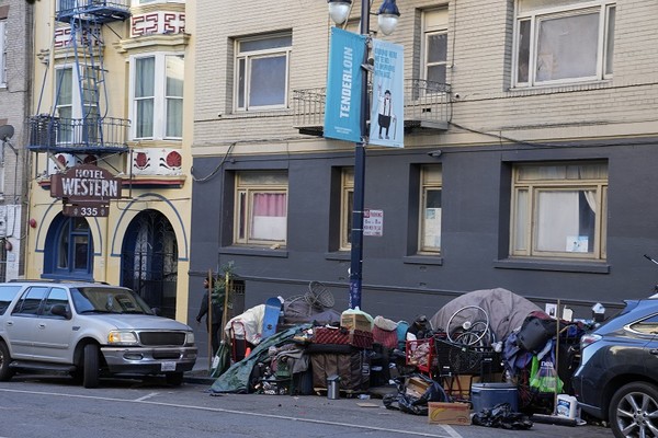 미국 샌프란시스코는 높은 월세와 경제 불평등으로 팬데믹 이후 도시 경쟁력을 상실했다. 샌프란시스코 한 거리에 노숙자들의 텐트가 세워져 있다. [사진=뉴시스]