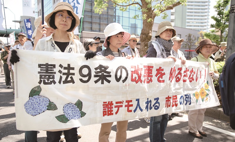 일본인들이 ‘헌법의 날’을 맞아 전쟁을 금지한 ‘헌법 9조’ 수호를 위한 대규모 집회가 열고 있다.[사진=뉴시스]