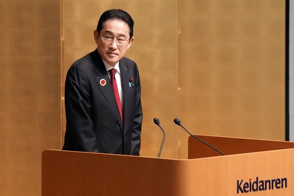 기시다 후미오 일본 총리는 취임 이후 중산층 소득을 늘리는 정책을 유지하고 있다. [사진=뉴시스]