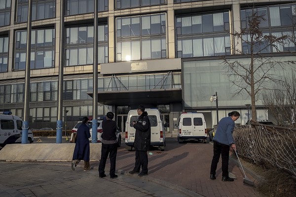 중국 공안(경찰)이 파산한 중즈그룹 수사에 착수했다. 중즈그룹 베이징 본사 건물에 경찰차가 주차돼 있다. [사진=뉴시스]