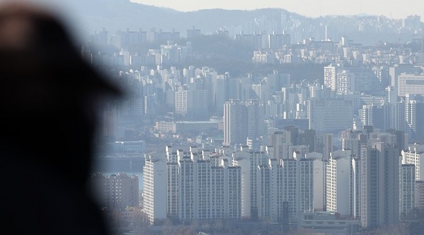 정부가 분양가상한제를 폐지한 이후 분양가격이 크게 올랐다. 서울 중구 남산에서 바라본 서울 아파트 모습. [사진=뉴시스]