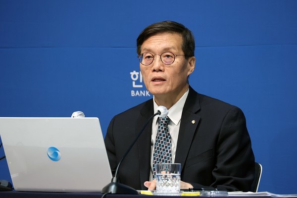 이창용 한국은행 총재는 지난 11일 통화정책방향 기자간담회에서 사견을 전제로 “향후 6개월 동안 기준금리 인하가 쉽지 않을 것”이라고 말했다. [사진=뉴시스]