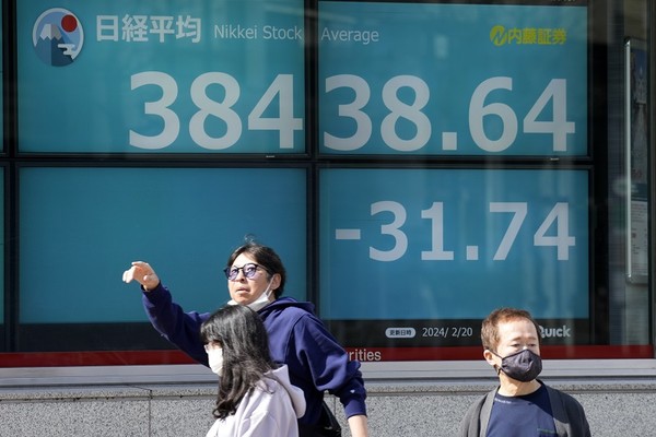 일본의 기업지배구조 개혁 기대감으로 닛케이 지수가 역사적 고점에 근접하고 있다. 20일 닛케이지수는 소폭 하락했다. [사진=뉴시스]
