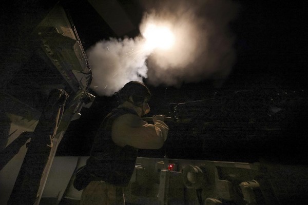 미군이 지난 4일 홍해에서 후티 반군의 드론에 시캡터 미사일을 발사하고 있다. [사진=뉴시스]